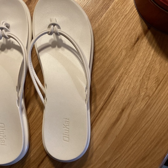 NWT Olukai Women’s White Aka Beach Sandal, Size 10 - Picture 8 of 14